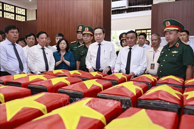 Chủ tịch Quốc hội Trần Thanh Mẫn, Thường trực Ban Bí thư Trần Cẩm Tú dâng hoa, dâng hương tại Nhà quàn hài cốt các liệt sĩ. Ảnh: Doãn Tấn - TTXVN