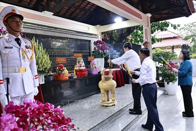 Chủ tịch Quốc hội Trần Thanh Mẫn và Thường trực Ban Bí thư Trần Cẩm Tú dâng hoa, dâng hương tại Bia tưởng niệm Anh hùng liệt sĩ Lê Thị Riêng và Anh hùng liệt sĩ Trần Văn Kiểu. Ảnh: Doãn Tấn - TTXVN