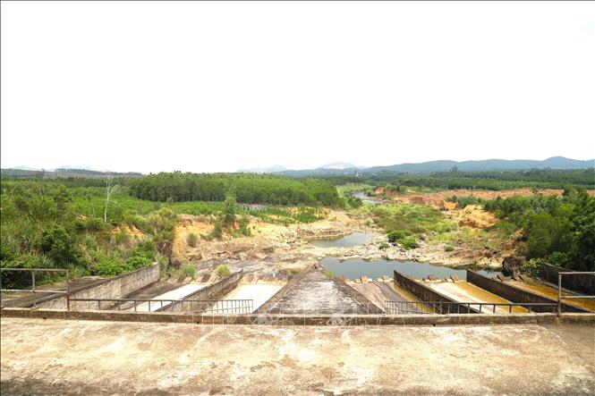 Hạ nguồn dưới hệ thống cửa xả của hồ thủy lợi Vực Mấu mực nước xuống thấp. Ảnh: Xuân Tiến - TTXVN 