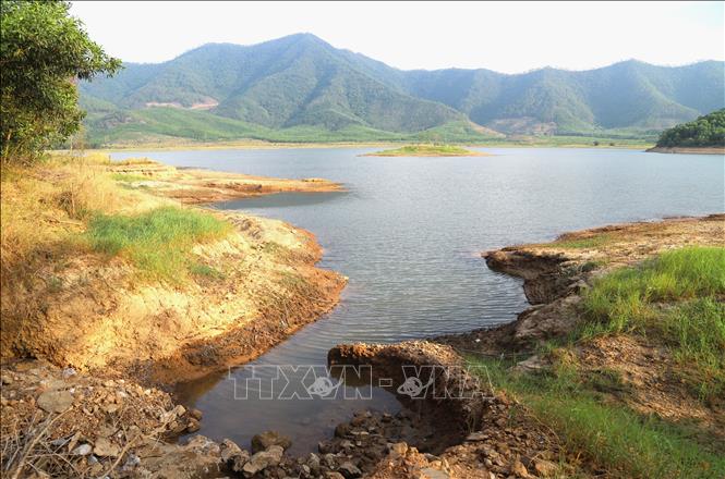 Mực nước lòng hồ Xuân Dương (xã Tân Châu) có dung tích chứa gần 20 triệu m3 đã bị xuống thấp, lộ những dải cát quanh lòng hồ. Ảnh: Xuân Tiến - TTXVN 
