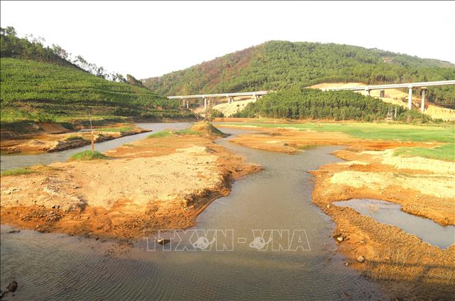 Lòng hồ thủy lợi Xuân Dương (xã Tân Châu) khu vực trước đập tràn bị cạn dòng, lộ những dải đất. Ảnh: Xuân Tiến - TTXVN 