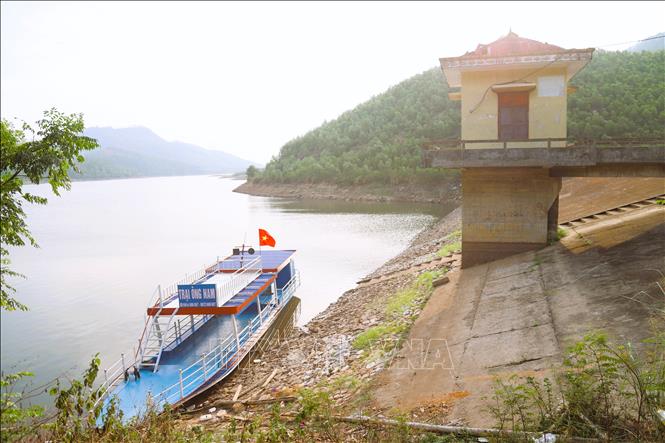Mực nước hồ Xuân Dương (xã Tân Châu,) xuống thấp, ảnh hưởng đến hoạt động đưa đón khách du lịch tham quan lòng hồ. Ảnh: Xuân Tiến - TTXVN 