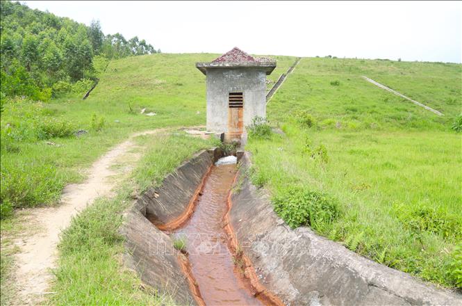 Cống và hệ thống kênh dẫn của hồ chứa nước Khe Bung (phường Hoàng Mai) vận hành cung cấp nước tưới cho vùng hạ lưu trong dịp nắng nắng kéo dài. Ảnh: Xuân Tiến - TTXVN 