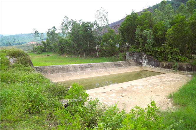 Đập tràn của hồ chứa nước Khe Bung (phường Hoàng Mai). Ảnh: Xuân Tiến - TTXVN 