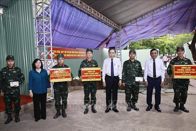 Chủ tịch Quốc hội Trần Thanh Mẫn và Thường trực Ban Bí thư Trần Cẩm Tú tặng quà động viên các lực lượng tham gia tìm kiếm, quy tập hài cốt liệt sĩ tại Công viên Lê Thị Riêng. Ảnh: Doãn Tấn - TTXVN