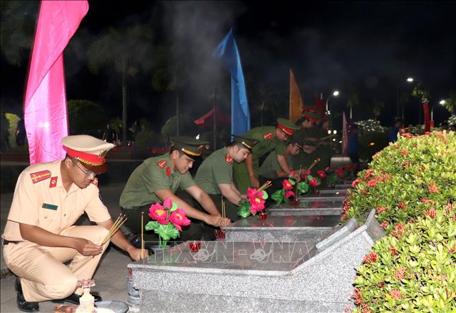 
Đoàn viên, thanh niên tỉnh Vĩnh Long thắp hương tại các phần mộ liệt sĩ. Ảnh: Lê Thúy Hằng – TTXVN. 
