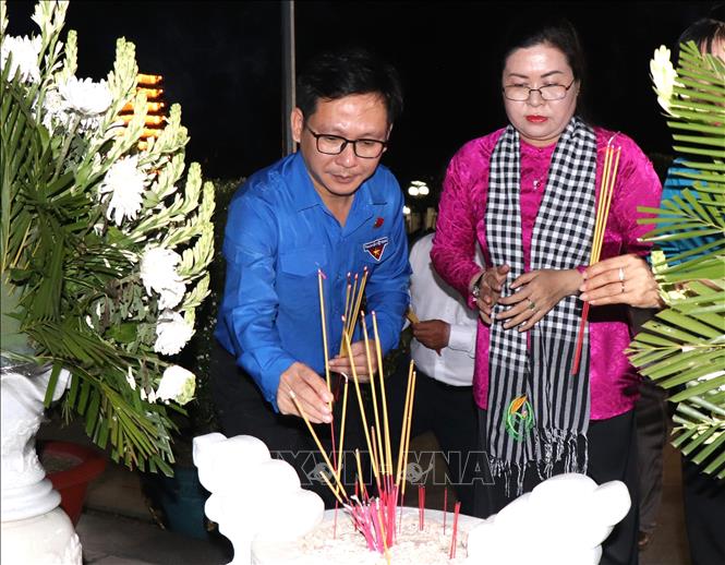 Đại biểu dâng hương tưởng nhớ các liệt sĩ tại Nghĩa trang liệt sĩ Vĩnh Long. Ảnh: Lê Thúy Hằng – TTXVN. 