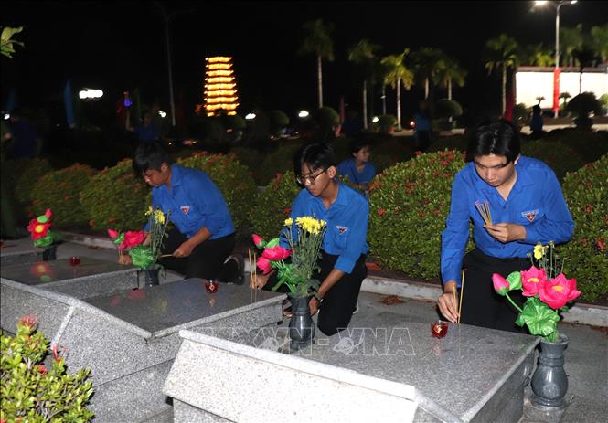 
Đoàn viên, thanh niên dâng hương tại các phần mộ liệt sĩ ở Nghĩa trang liệt sĩ Vĩnh Long. Ảnh: Lê Thúy Hằng – TTXVN. 
