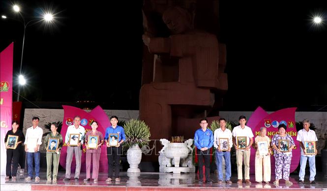 Ban tổ chức trao tặng những bức ảnh được phục dựng cho thân nhân các gia đình liệt sĩ và gia đình Mẹ Việt Nam Anh hùng. Ảnh: Lê Thúy Hằng – TTXVN
