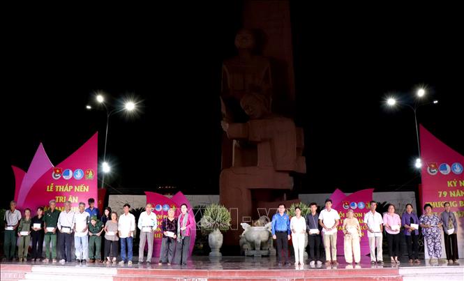 Trao quà tri ân đến các gia đình chính sách, thương binh, bệnh binh, người có công với cách mạng. Ảnh: Lê Thúy Hằng – TTXVN. 
