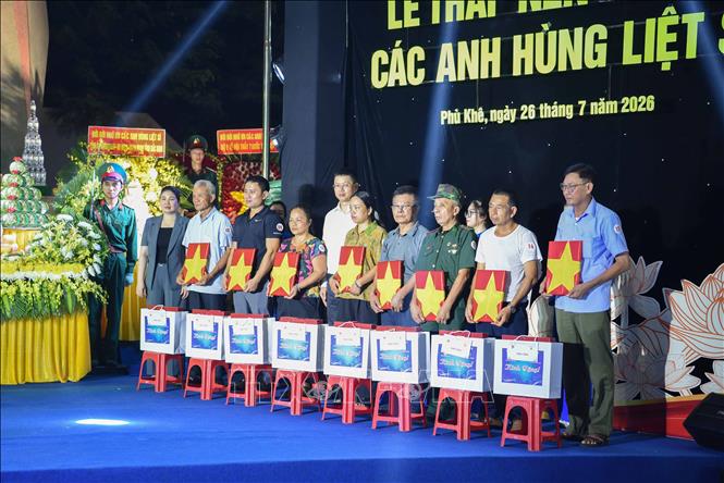 Ban tổ chức tặng quà, di ảnh của liệt sĩ được phục dựng cho các gia đình. Ảnh: Thanh Thương - TTXVN