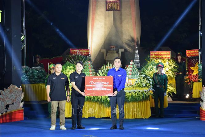 Tỉnh đoàn Bắc Ninh nhận biển tượng trưng 200 di ảnh liệt sĩ đã phục dựng từ nhà tài trợ. Ảnh: Thanh Thương - TTXVN