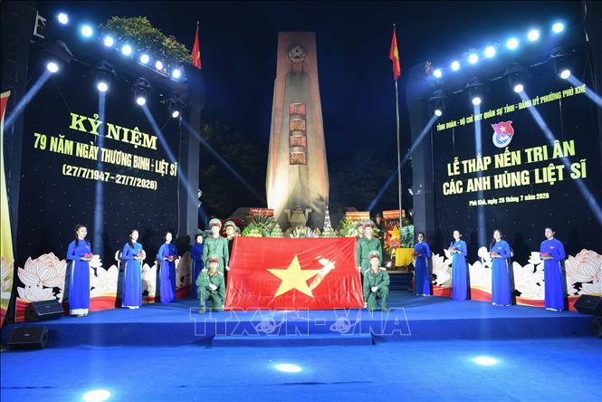 Tuổi trẻ thành kính trước anh linh các Anh hùng, liệt sĩ. Ảnh: Thanh Thương - TTXVN