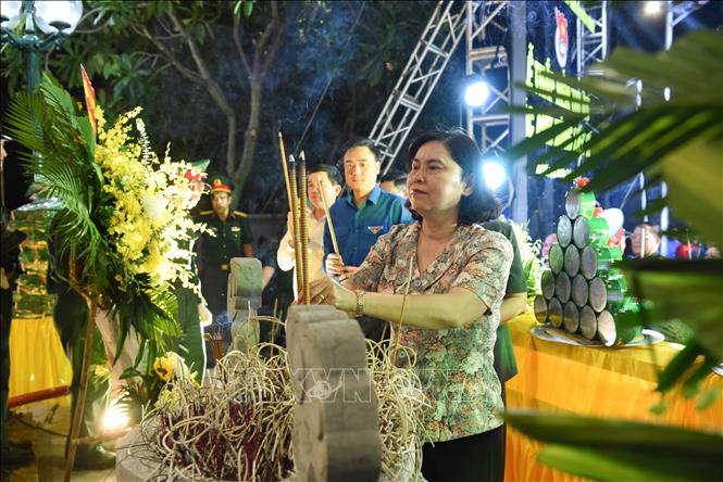 Phó Chủ tịch Thường trực HĐND tỉnh Bắc Ninh Trần Thị Hằng dâng hương tri ân các Anh hùng liệt sĩ. Ảnh: Thanh Thương - TTXVN