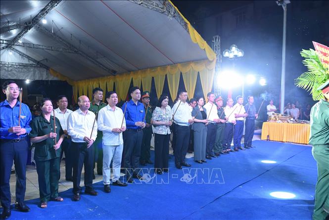 Các đại biểu dâng hương tri ân các Anh hùng liệt sĩ. Ảnh: Thanh Thương - TTXVN