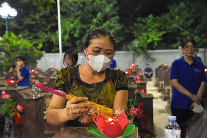 Nhân dân phường Phù Khê, tỉnh Bắc Ninh thắp nến tri ân Anh hùng, liệt sĩ. Ảnh: Thanh Thương - TTXVN