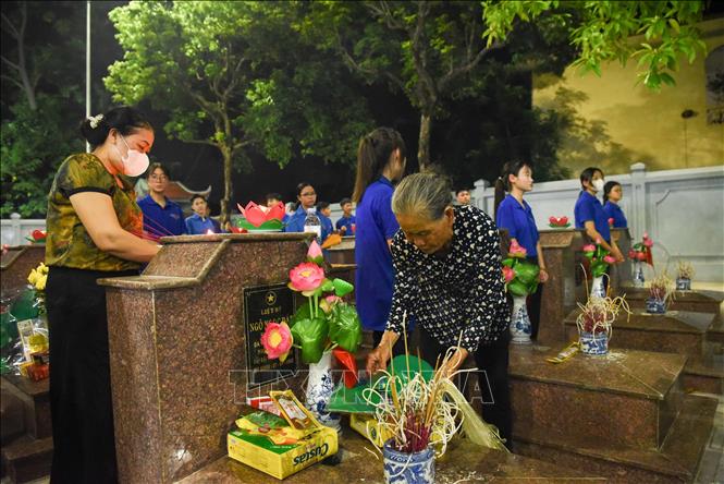 Nhân dân phường Phù Khê, tỉnh Bắc Ninh thắp nến tri ân Anh hùng, liệt sĩ. Ảnh: Thanh Thương - TTXVN