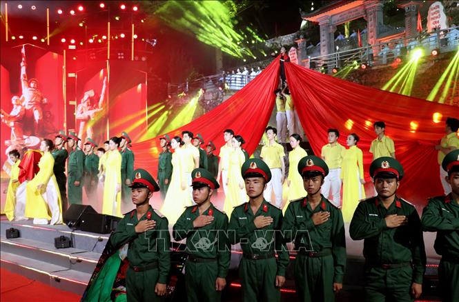 Các tiết mục nghệ thuật đặc sắc tại điểm cầu Tuyên Quang. Ảnh: Đức Thọ - TTXVN