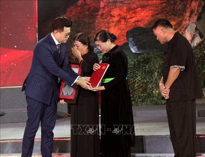 Trao kỷ vật của liệt sĩ Hoàng Văn Địch (quê Na Hang, Tuyên Quang) cho thân nhân gia đình tại điểm cầu Tuyên Quang. Ảnh: Đức Thọ - TTXVN 