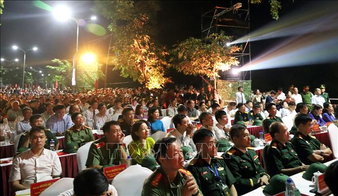 Đông đảo cán bộ, các lực lượng, cựu chiến binh và nhân dân tham dự Chương trình cầu truyền hình trực tiếp. Ảnh: Đức Thọ - TTXVN