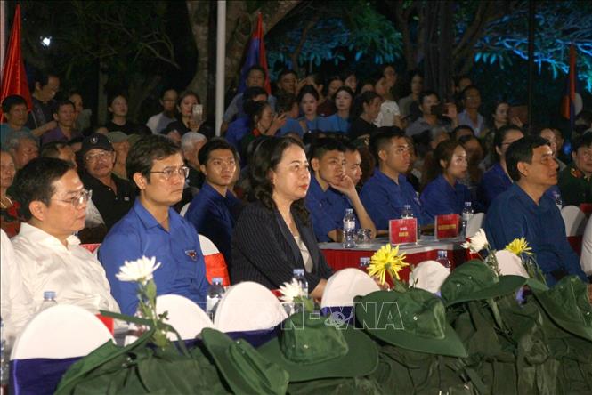 Vice President Vo Thi Anh Xuan attends the national-level candlelight ceremony to honor heroic martyrs. VNA Photo: Văn Tý