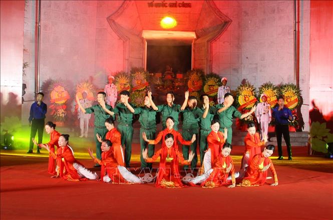 An art performance at the national-level candlelight ceremony to honor heroic martyrs. VNA Photo: Văn Tý