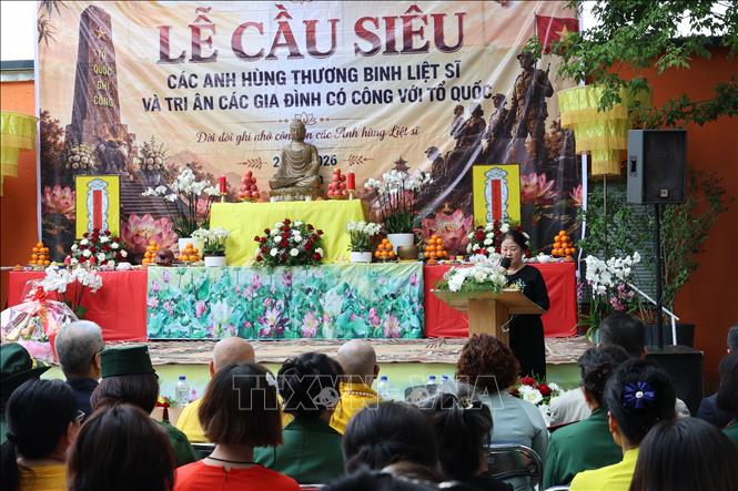 Bà Trịnh Thị Mùi, Chủ tịch Liên hiệp hội Phụ nữ Việt Nam tại CHLB Đức phát biểu khai mạc buổi lễ. Ảnh: Thu Hằng - PV TTXVN tại Đức