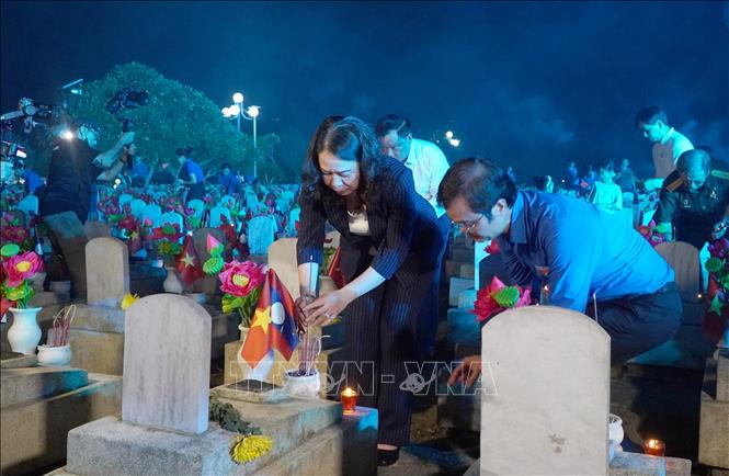 Vice President Vo Thi Anh Xuan and delegates offer incense at the graves of martyrs in the Vietnam-Laos Martyrs' Cemetery. VNA Photo: Văn Tý