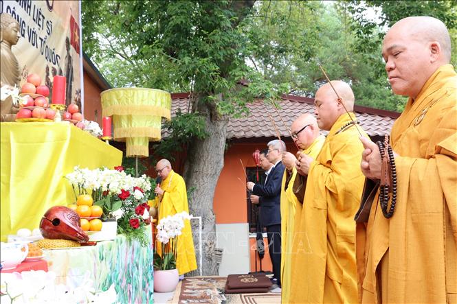 Lễ cầu siêu tưởng niệm các Anh hùng liệt sĩ được cử hành trang nghiêm theo nghi thức Phật giáo. Ảnh: Thu Hằng - PV TTXVN tại Đức