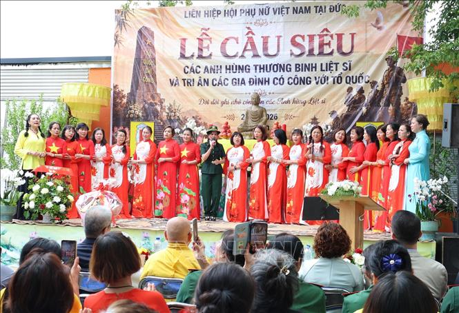 Một tiết mục văn nghệ của CLB Vòng tay con liệt sĩ. Ảnh: Thu Hằng - PV TTXVN tại Đức