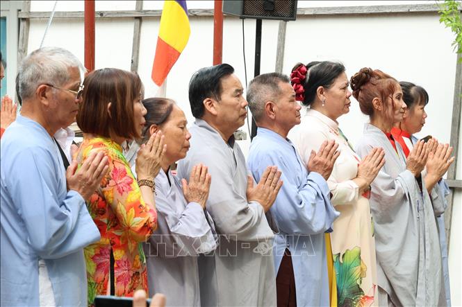 Kính cẩn mặc niệm các Anh hùng liệt sĩ. Ảnh: Thu Hằng - PV TTXVN tại Đức