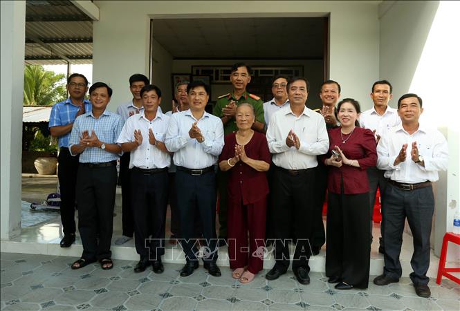 Đoàn lãnh đạo phường Vị Thanh, thành phố Cần Thơ thăm hỏi, tri ân Mẹ Việt Nam Anh hùng Trần Thị Tơ, 88 tuổi ở khu vực 4, phường Vị Thanh. Ảnh: Duy Khương - TTXVN