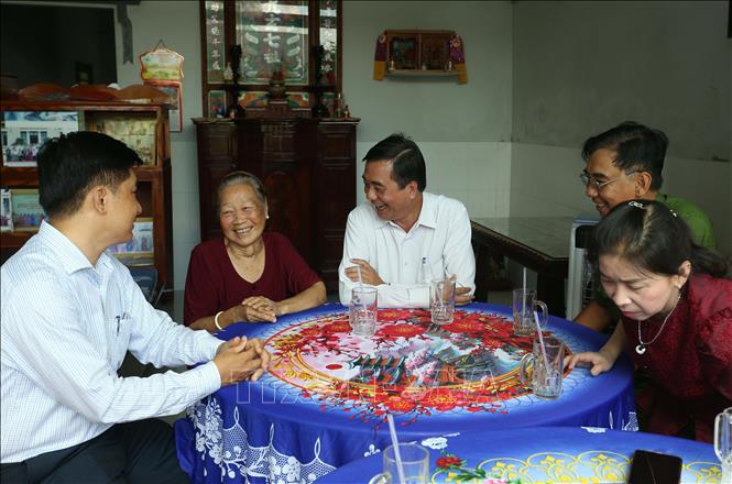 Đoàn lãnh đạo phường Vị Thanh, thành phố Cần Thơ thăm hỏi, tri ân Mẹ Việt Nam Anh hùng Trần Thị Tơ, 88 tuổi ở khu vực 4, phường Vị Thanh. Ảnh: Duy Khương – TTXVN