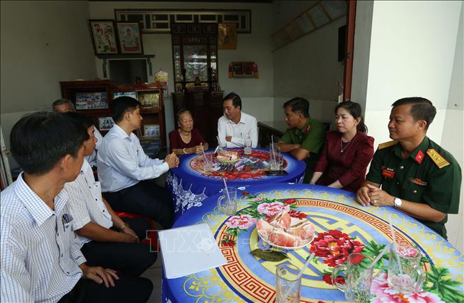 Đoàn lãnh đạo phường Vị Thanh, thành phố Cần Thơ thăm hỏi, tri ân Mẹ Việt Nam Anh hùng Trần Thị Tơ, 88 tuổi ở khu vực 4, phường Vị Thanh. Ảnh: Duy Khương – TTXVN