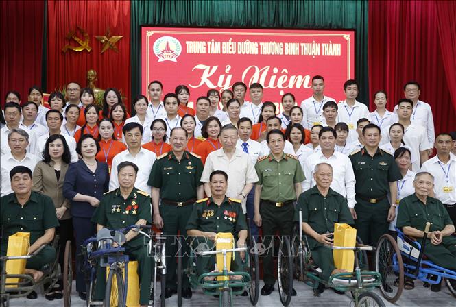 Nhân kỷ niệm 79 năm Ngày Thương binh - Liệt sĩ (27/7/1947 - 27/7/2026), sáng 15/7/2026, Tổng Bí thư, Chủ tịch nước Tô Lâm đến thăm, tặng quà thương binh, bệnh binh tại Trung tâm Điều dưỡng thương binh Thuận Thành (Bắc Ninh). Ảnh: Thống Nhất – TTXVN