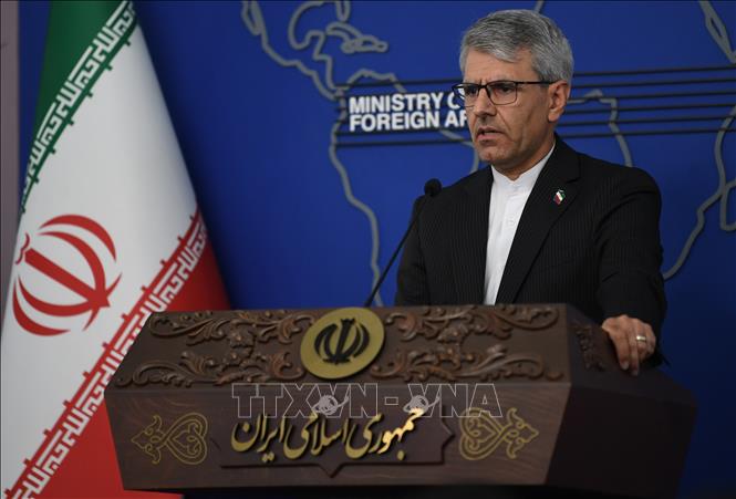 Người phát ngôn Bộ Ngoại giao Iran Esmaeil Baghaei trong cuộc họp báo tuần tại Tehran, ngày 20/7/2026. Ảnh: THX/TTXVN