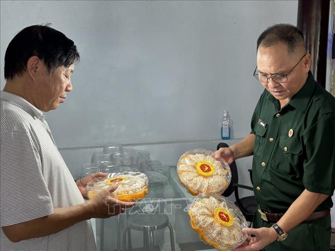 Ông Nguyễn Duy Long giới thiệu sản phẩm yến sào Kim Oanh. Ảnh: Thanh Bình - TTXVN
