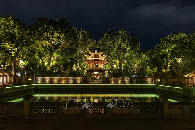 Khuê Văn Các và Hồ Văn được thắp sáng lung linh trong tour đêm 