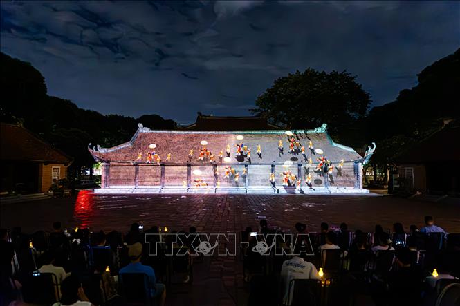 Màn trình chiếu công nghệ 3D Mapping hiện đại trên kiến trúc cổ kính của Văn Miếu tái hiện hành trình đạo học Việt Nam trước đông đảo khán giả. Công nghệ chiếu sáng nghệ thuật thực cảnh đã biến các di tích lịch sử thành những 