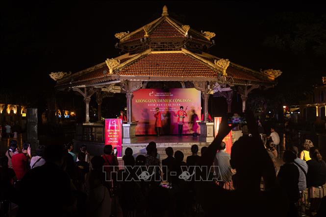 Chương trình biểu diễn nhạc cụ truyền thống phục vụ cộng đồng tại khu vực Nhà Bát Giác (vườn hoa Lý Thái Tổ). Đây là hoạt động văn hóa thường niên do UBND Thành phố Hà Nội và trường Cao đẳng nghệ thuật Hà Nội tổ chức vào mỗi dịp cuối tuần, tạo không gian sinh hoạt văn hóa lành mạnh, thu hút đông đảo người dân và du khách thưởng thức khi về đêm. Ảnh: Tiến Long/TTXVN phát
