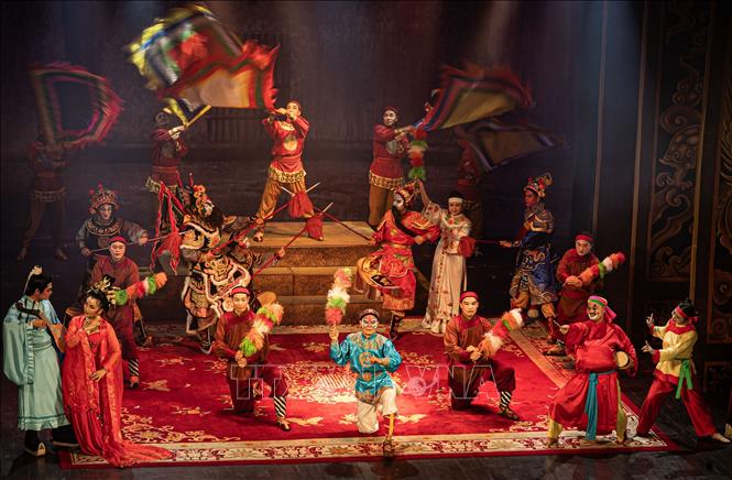 Các show diễn nghệ thuật truyền thống mỗi tối cuối tuần không chỉ làm phong phú thêm sản phẩm du lịch đêm của Hà Nội mà còn giúp bảo tồn, lan tỏa nét đẹp văn hóa dân tộc tới du khách trong và ngoài nước. Ảnh: Tiến Long/TTXVN phát
