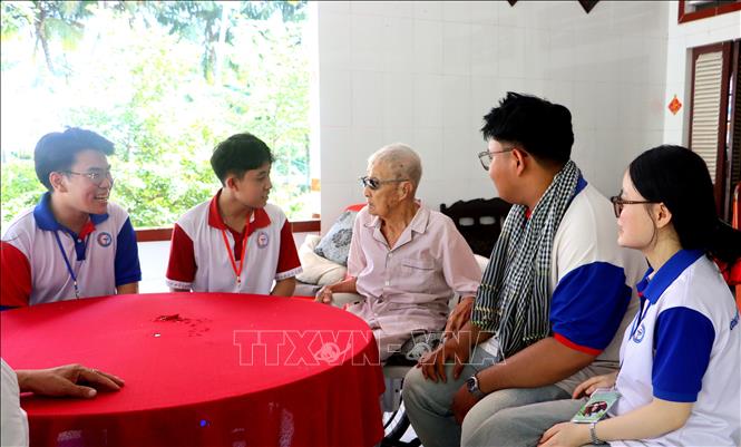 Sinh viên tình nguyện thăm hỏi gia đình chính sách tại xã Long Hồ, tỉnh Vĩnh Long. Ảnh: Lê Thúy Hằng – TTXVN