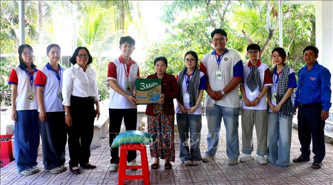 Sinh viên tình nguyện thăm và tặng quà gia đình chính sách tại xã Long Hồ, tỉnh Vĩnh Long. Ảnh: Lê Thúy Hằng – TTXVN