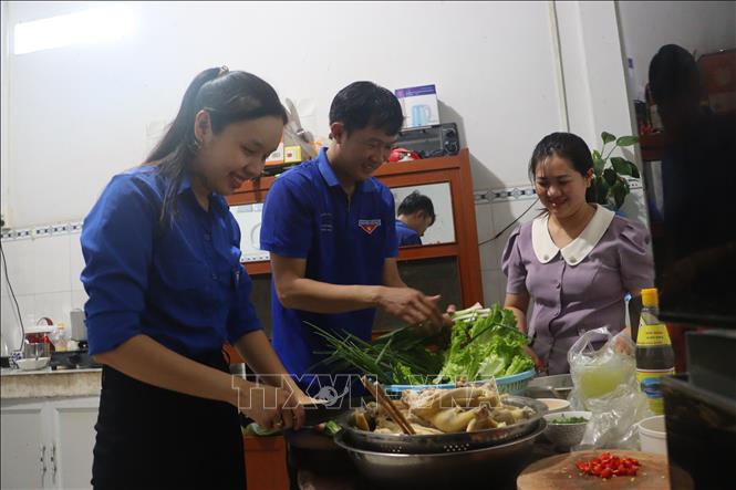 Đoàn viên cùng gia đình chính sách nấu bữa cơm tri ân nhân dịp 27/7. Ảnh: Lê Thúy Hằng – TTXVN