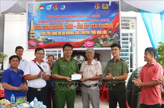 Đoàn viên tặng quà gia đình chính sách nhân dịp 27/7. Ảnh: Lê Thúy Hằng – TTXVN