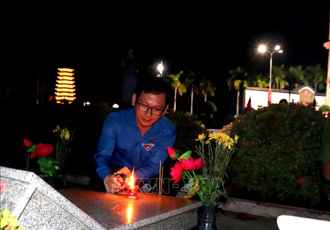 Bí thư Tỉnh đoàn Vĩnh Long Trần Trí Cường thắp nến tri ân các Anh hùng liệt sĩ nhân dịp 27/7. Ảnh: Lê Thúy Hằng – TTXVN
