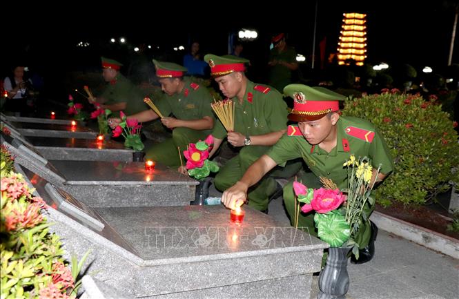 Đoàn viên Công an thắp nến tri ân các Anh hùng liệt sĩ nhân dịp 27/7. Ảnh: Lê Thúy Hằng – TTXVN