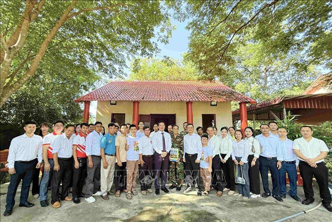 Các đại biểu chụp ảnh lưu niệm sau Lễ dâng hương, dâng hoa tưởng niệm các anh hùng liệt sĩ tại tại Nhà thờ và lưu giữ hài cốt liệt sĩ Quân tình nguyện Việt Nam ở thành phố Battambang, tỉnh Battambang, Tây Bắc Campuchia. Ảnh: TTXVN phát 