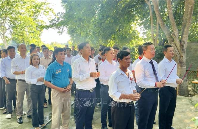 Lễ dâng hương, dâng hoa do Tổng lãnh sự quán Việt Nam tại Battambang tổ chức tại Nhà thờ và lưu giữ hài cốt liệt sĩ Quân tình nguyện Việt Nam ở thành phố Battambang, tỉnh Battambang. Ảnh: TTXVN phát