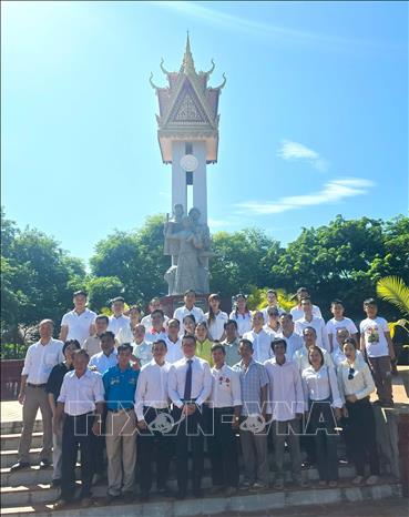 Các đại biểu chụp ảnh lưu niệm sau Lễ dâng hương, dâng hoa tưởng niệm các anh hùng liệt sĩ tại Đài Hữu nghị Campuchia – Việt Nam ở thành phố Battambang. Ảnh: TTXVN phát